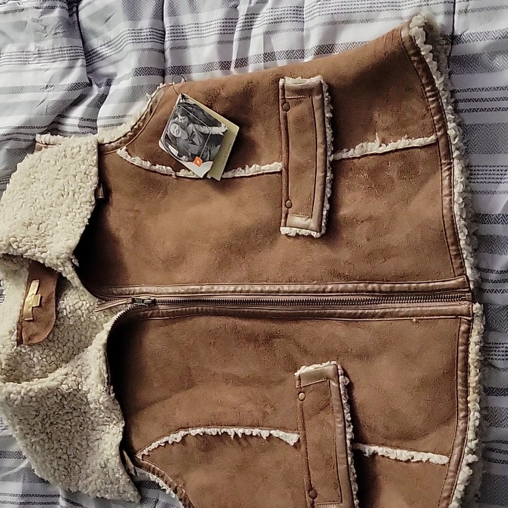 Vest - Picture 2 of 3